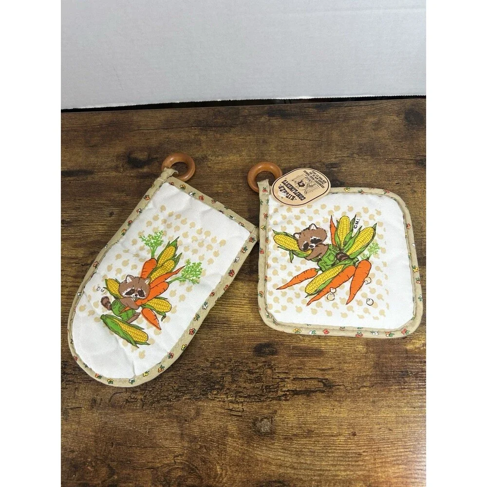 Vintage Kitchen Compliments Retro Vegetables Raccoon Pot Holder Mitt Set Decor